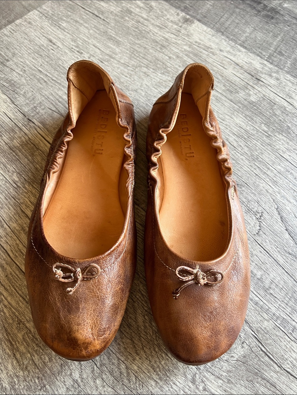 Bed Stu Tina Tan Distressed Leather Scrunch Ballet Flats Red Heel Women's 9.5